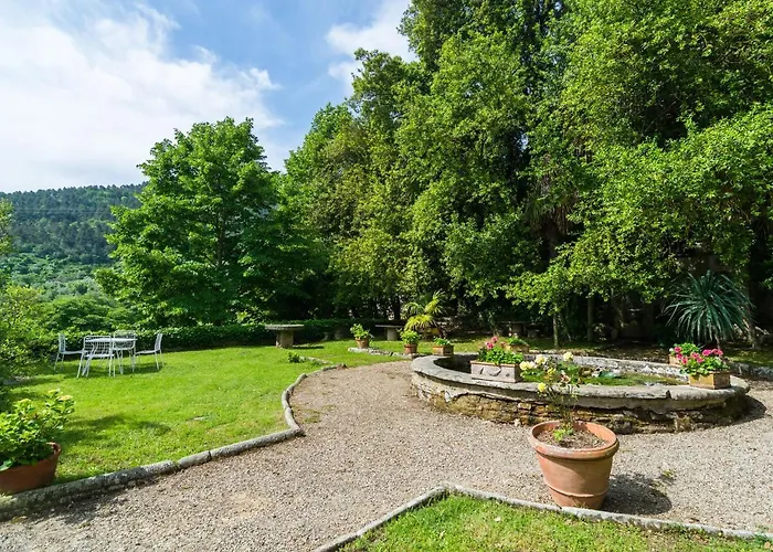 Farmhouse In Tuscany Near Renaissance Villa